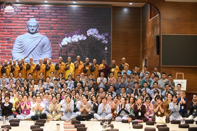 Retreat Listen to understand, see clearly to love  of Plum Village.