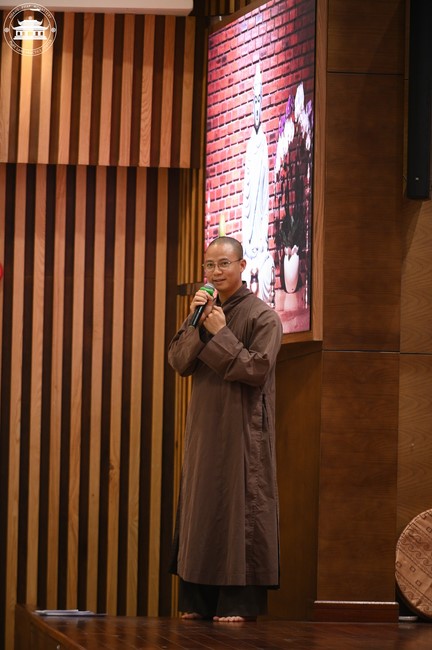 Retreat Listen to understand, see clearly to love  of Plum Village.