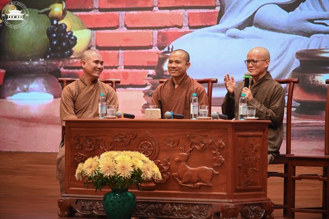 Retreat Listen to understand, see clearly to love  of Plum Village.