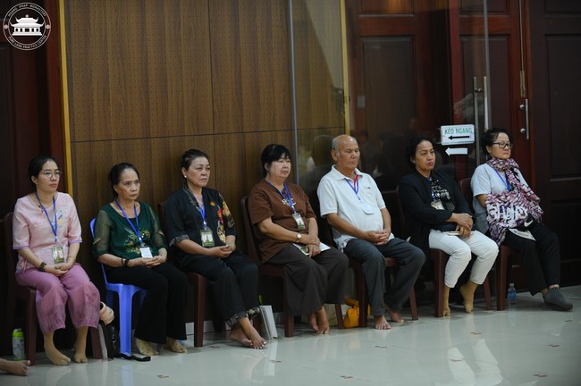 Retreat Listen to understand, see clearly to love  of Plum Village.