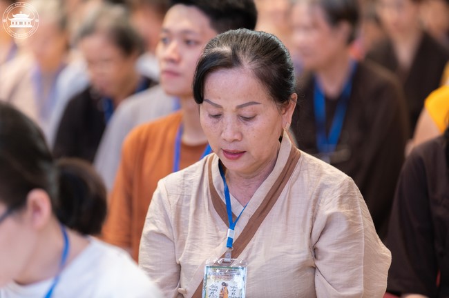 Retreat Listen to understand, see clearly to love  of Plum Village.