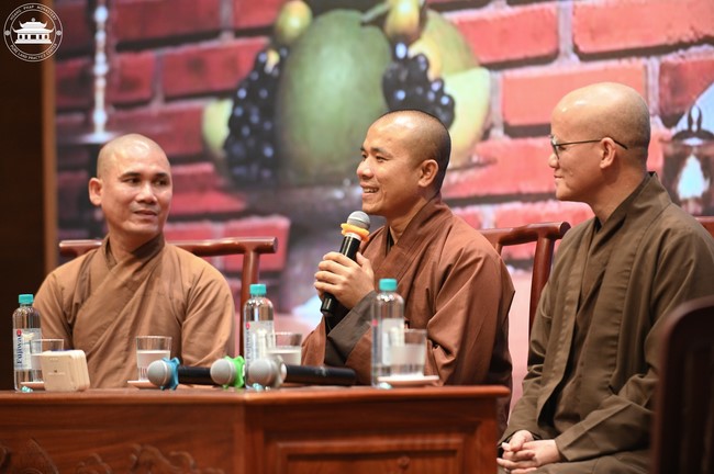 Retreat Listen to understand, see clearly to love  of Plum Village.