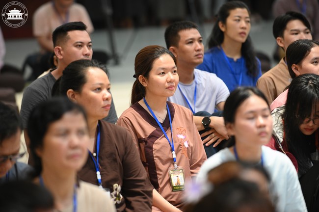 Retreat Listen to understand, see clearly to love  of Plum Village.