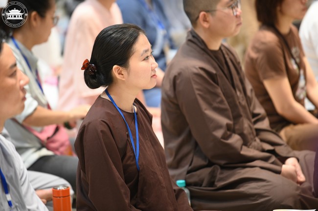 Retreat Listen to understand, see clearly to love  of Plum Village.