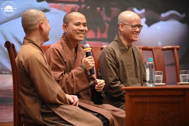 Retreat Listen to understand, see clearly to love  of Plum Village.