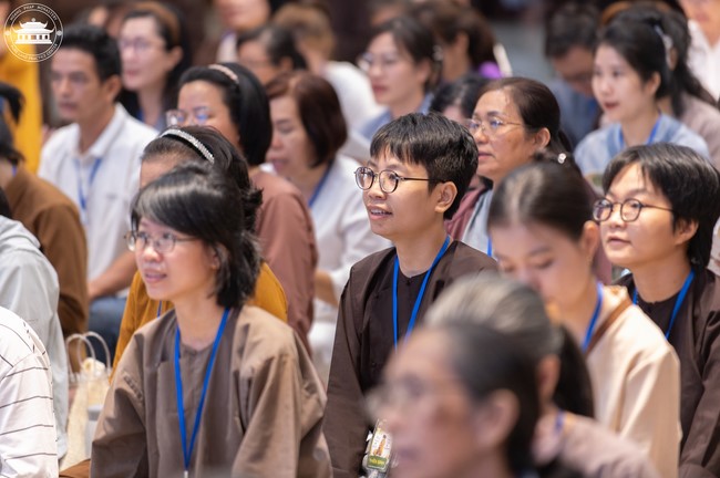 Retreat Listen to understand, see clearly to love  of Plum Village.