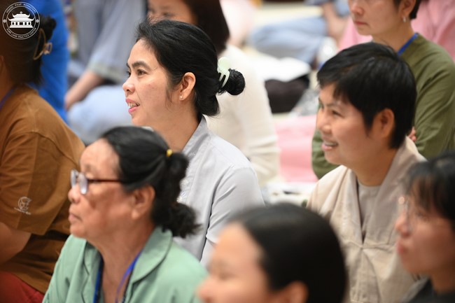 Retreat Listen to understand, see clearly to love  of Plum Village.