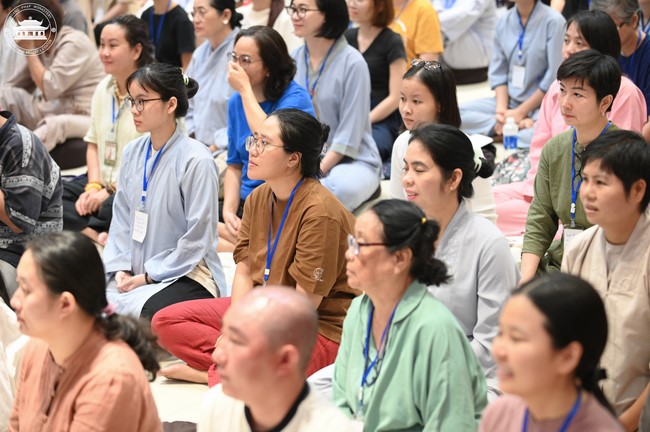 Retreat Listen to understand, see clearly to love  of Plum Village.