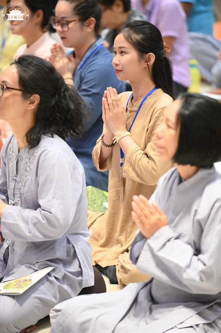 Retreat Listen to understand, see clearly to love  of Plum Village.