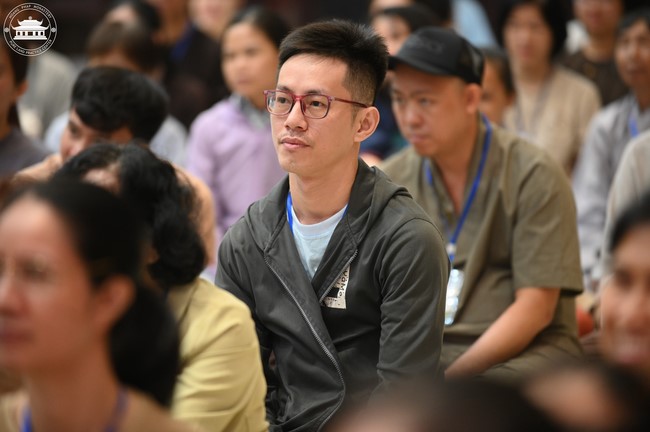 Retreat Listen to understand, see clearly to love  of Plum Village.