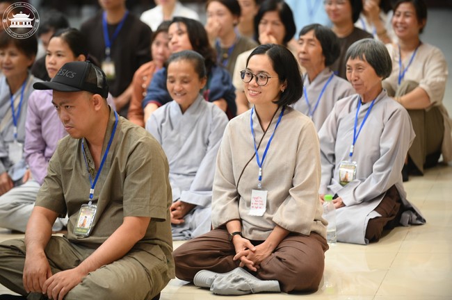 Retreat Listen to understand, see clearly to love  of Plum Village.