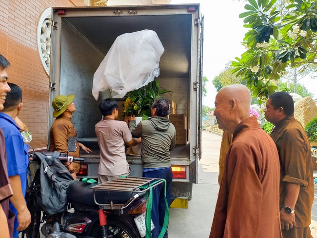 Cúng dường 2.000 quyển sách nhân Lễ tưởng niệm đức Thánh Tổ Ni tại Cần Thơ