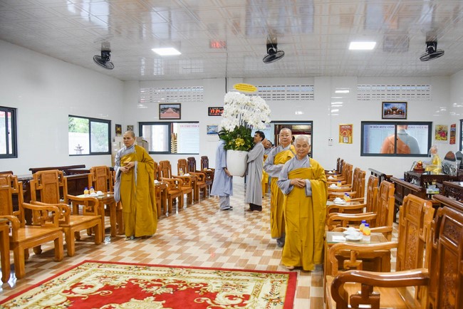 Cúng dường 2.000 quyển sách nhân Lễ tưởng niệm đức Thánh Tổ Ni tại Cần Thơ