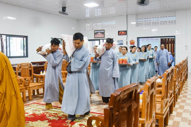 Cúng dường 2.000 quyển sách nhân Lễ tưởng niệm đức Thánh Tổ Ni tại Cần Thơ