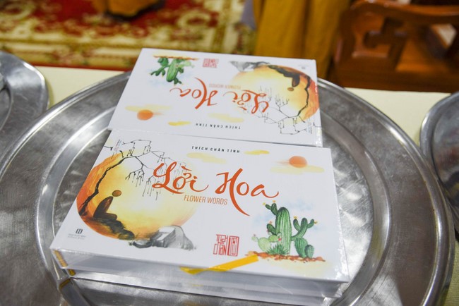 Cúng dường 2.000 quyển sách nhân Lễ tưởng niệm đức Thánh Tổ Ni tại Cần Thơ