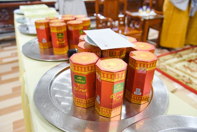 Cúng dường 2.000 quyển sách nhân Lễ tưởng niệm đức Thánh Tổ Ni tại Cần Thơ