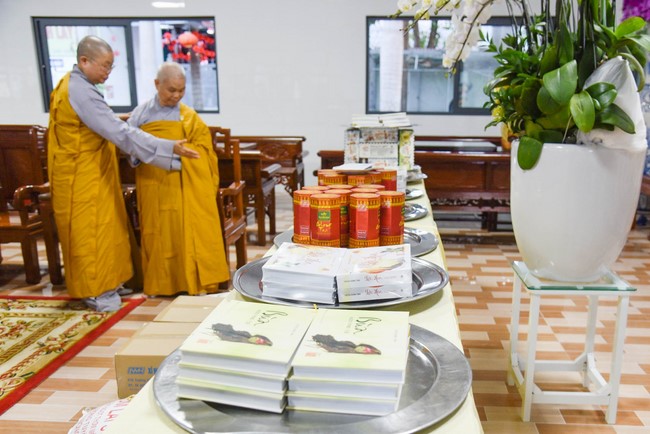 Cúng dường 2.000 quyển sách nhân Lễ tưởng niệm đức Thánh Tổ Ni tại Cần Thơ