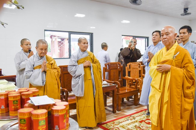 Cúng dường 2.000 quyển sách nhân Lễ tưởng niệm đức Thánh Tổ Ni tại Cần Thơ