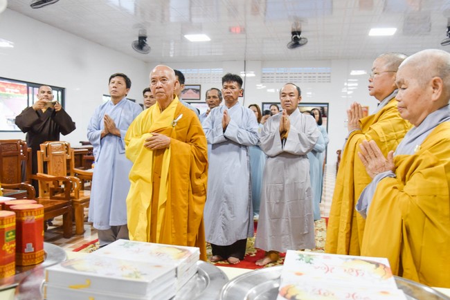 Cúng dường 2.000 quyển sách nhân Lễ tưởng niệm đức Thánh Tổ Ni tại Cần Thơ