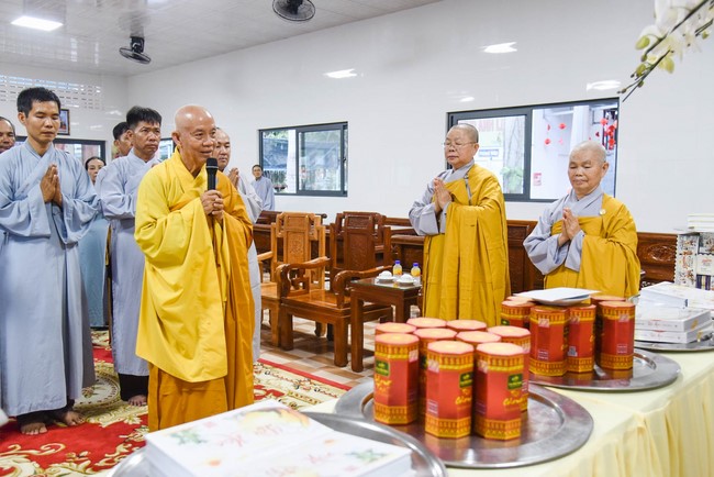 Cúng dường 2.000 quyển sách nhân Lễ tưởng niệm đức Thánh Tổ Ni tại Cần Thơ