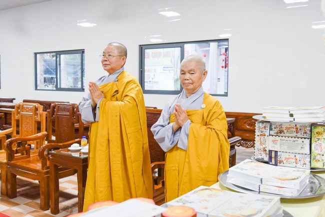 Cúng dường 2.000 quyển sách nhân Lễ tưởng niệm đức Thánh Tổ Ni tại Cần Thơ