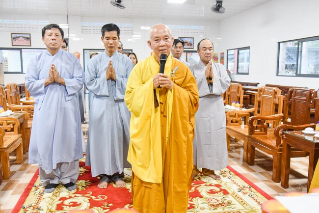 Cúng dường 2.000 quyển sách nhân Lễ tưởng niệm đức Thánh Tổ Ni tại Cần Thơ