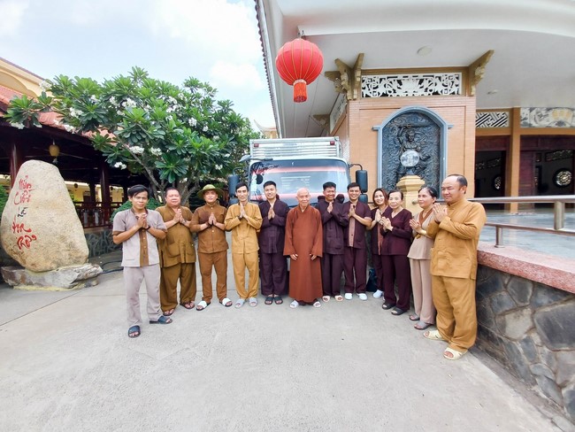 Cúng dường 2.000 quyển sách nhân Lễ tưởng niệm đức Thánh Tổ Ni tại Cần Thơ