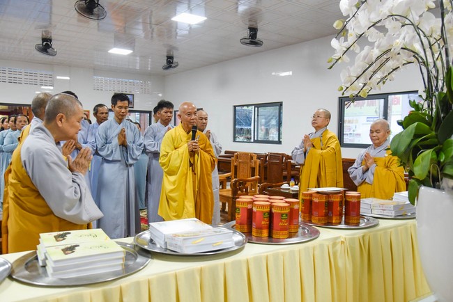 Cúng dường 2.000 quyển sách nhân Lễ tưởng niệm đức Thánh Tổ Ni tại Cần Thơ