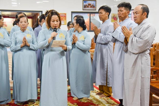 Cúng dường 2.000 quyển sách nhân Lễ tưởng niệm đức Thánh Tổ Ni tại Cần Thơ