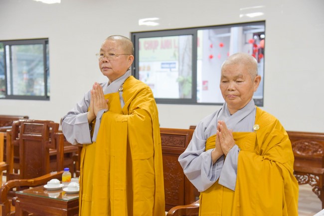 Cúng dường 2.000 quyển sách nhân Lễ tưởng niệm đức Thánh Tổ Ni tại Cần Thơ