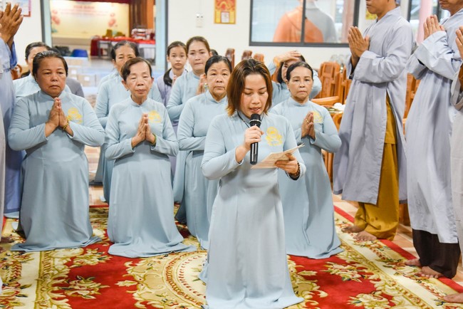 Cúng dường 2.000 quyển sách nhân Lễ tưởng niệm đức Thánh Tổ Ni tại Cần Thơ