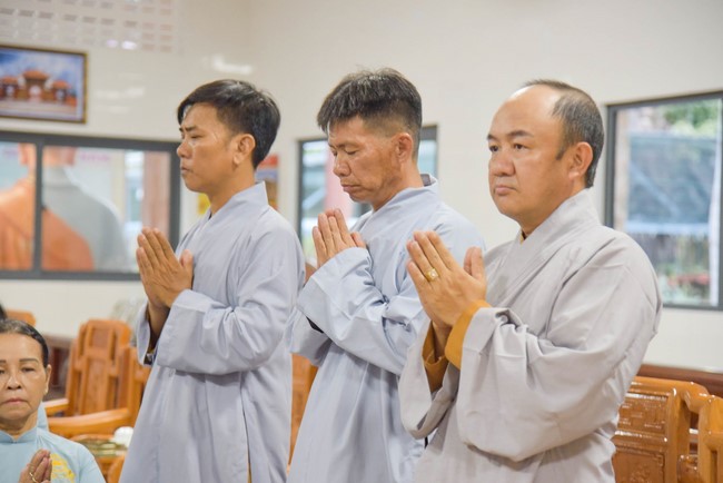 Cúng dường 2.000 quyển sách nhân Lễ tưởng niệm đức Thánh Tổ Ni tại Cần Thơ