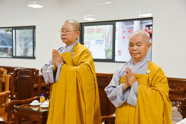 Cúng dường 2.000 quyển sách nhân Lễ tưởng niệm đức Thánh Tổ Ni tại Cần Thơ