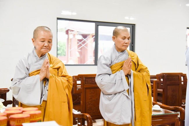 Cúng dường 2.000 quyển sách nhân Lễ tưởng niệm đức Thánh Tổ Ni tại Cần Thơ