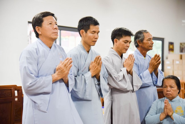 Cúng dường 2.000 quyển sách nhân Lễ tưởng niệm đức Thánh Tổ Ni tại Cần Thơ