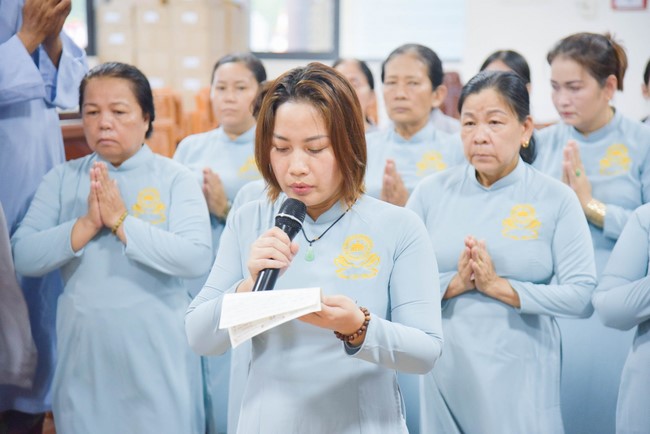 Cúng dường 2.000 quyển sách nhân Lễ tưởng niệm đức Thánh Tổ Ni tại Cần Thơ