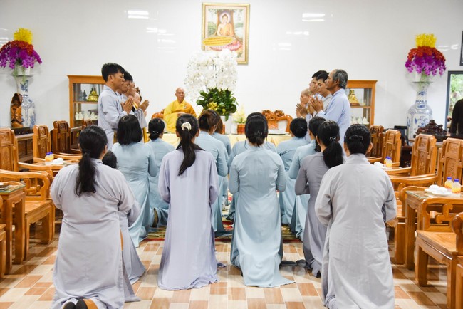 Cúng dường 2.000 quyển sách nhân Lễ tưởng niệm đức Thánh Tổ Ni tại Cần Thơ