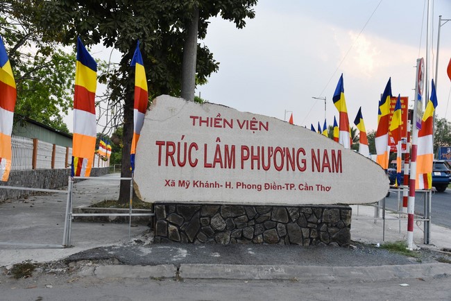 Cúng dường 2.000 quyển sách nhân Lễ tưởng niệm đức Thánh Tổ Ni tại Cần Thơ