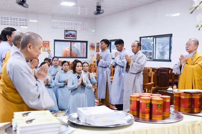 Cúng dường 2.000 quyển sách nhân Lễ tưởng niệm đức Thánh Tổ Ni tại Cần Thơ