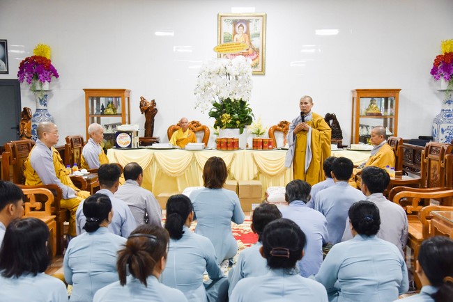 Cúng dường 2.000 quyển sách nhân Lễ tưởng niệm đức Thánh Tổ Ni tại Cần Thơ