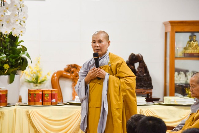 Cúng dường 2.000 quyển sách nhân Lễ tưởng niệm đức Thánh Tổ Ni tại Cần Thơ