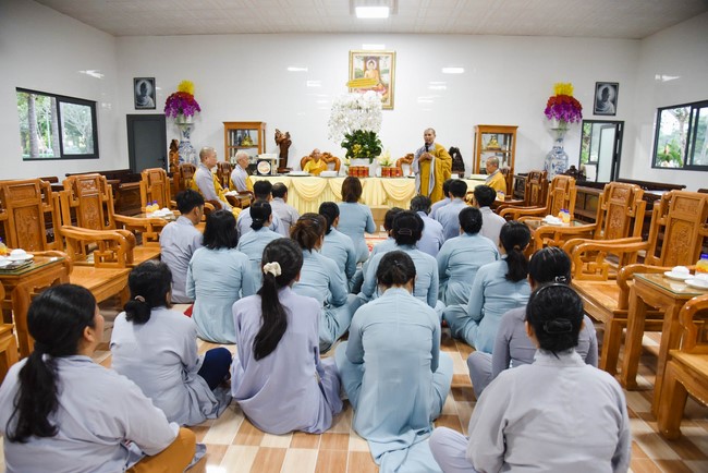 Cúng dường 2.000 quyển sách nhân Lễ tưởng niệm đức Thánh Tổ Ni tại Cần Thơ