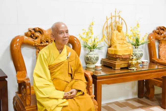 Cúng dường 2.000 quyển sách nhân Lễ tưởng niệm đức Thánh Tổ Ni tại Cần Thơ