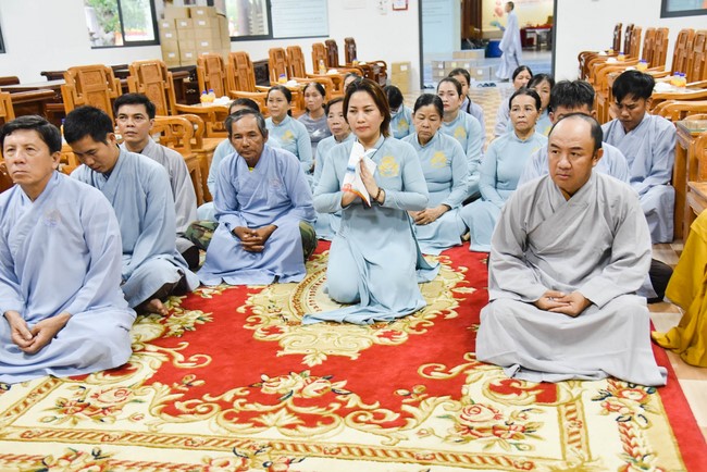 Cúng dường 2.000 quyển sách nhân Lễ tưởng niệm đức Thánh Tổ Ni tại Cần Thơ