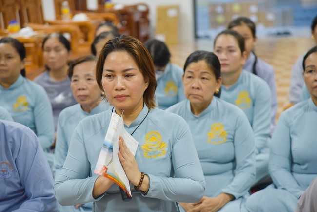 Cúng dường 2.000 quyển sách nhân Lễ tưởng niệm đức Thánh Tổ Ni tại Cần Thơ