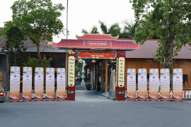 Cúng dường 2.000 quyển sách nhân Lễ tưởng niệm đức Thánh Tổ Ni tại Cần Thơ