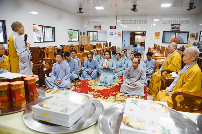 Cúng dường 2.000 quyển sách nhân Lễ tưởng niệm đức Thánh Tổ Ni tại Cần Thơ