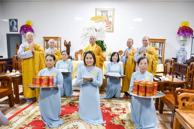 Cúng dường 2.000 quyển sách nhân Lễ tưởng niệm đức Thánh Tổ Ni tại Cần Thơ