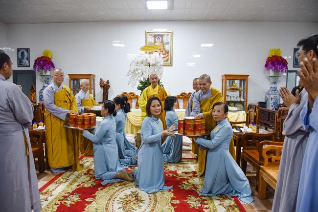 Cúng dường 2.000 quyển sách nhân Lễ tưởng niệm đức Thánh Tổ Ni tại Cần Thơ