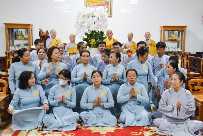 Cúng dường 2.000 quyển sách nhân Lễ tưởng niệm đức Thánh Tổ Ni tại Cần Thơ